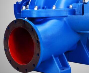 　　雙吸泵裝配填料步驟  　　1、 第一步：先把機封壓蓋的螺栓擰下來卸掉，取出兩端的機封壓蓋。  　　2、 第二步：卸掉泵蓋中開面上的全部螺母，用電葫蘆吊起泵蓋。  　　3、 第三步：再用電葫蘆將整個轉(zhuǎn)子部件吊起，平穩(wěn)放在墊子上。  　　4、 第四步：拆掉軸承體，卸下軸承壓蓋及軸承。(兩端同)  　　5、 第五步：最后拆下機械密封，再根據(jù)裝機封壓蓋止口尺寸加工填料壓蓋的配合尺寸。  　　6、 第六步：再裝上兩端的軸承及鎖緊螺母和軸承體。  　　7、 第七步：再將轉(zhuǎn)子部件吊起放入泵體，保持與原來(拆卸時)的位置一樣。  　　8、 第八步：吊起泵蓋改好，擰緊螺母。  　　9、 第九步：裝填料，將填料裝入原來安裝機封的位置，前面兩根填料再放填料環(huán)，后面再放3根填料用填料壓蓋壓緊并用螺母鎖緊即可。裝配完畢